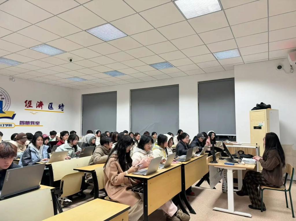 榜样引领,“计”往开来——外语系朋辈助力计算机学习